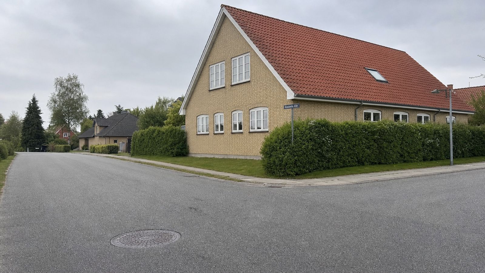 Kloakmester fra dansk firma graver ny kloakledning ved parcelhus