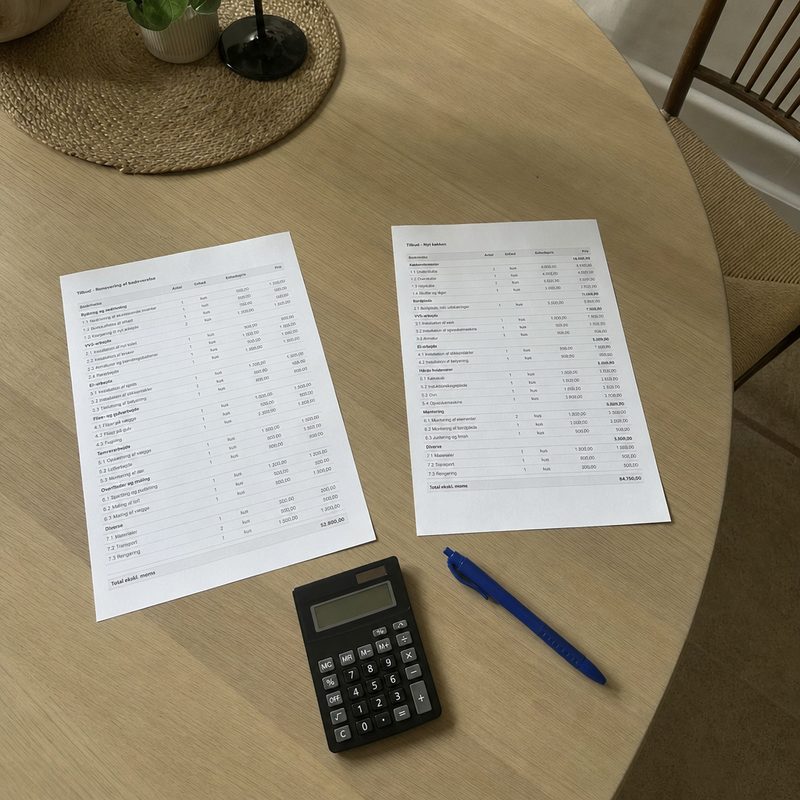 Køkkenbord med tilbud, lommeregner og kvitteringer klar til fradragsopgørelsen